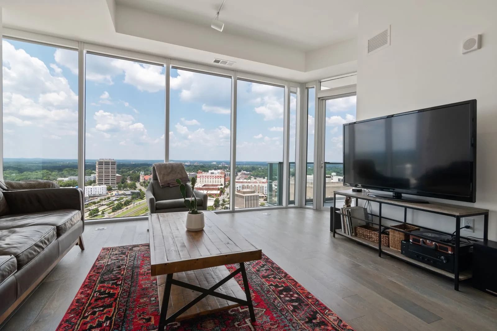 2BR Fountain View Apartment, South Ridge — photo 2