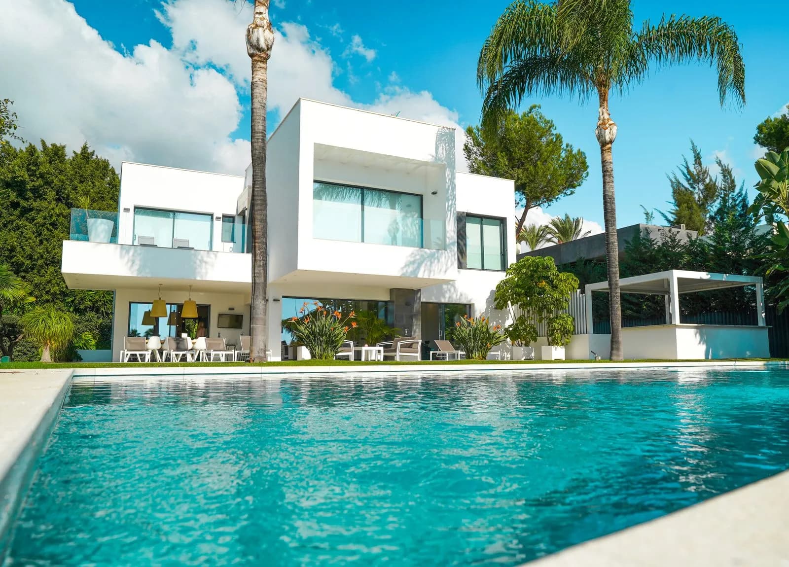 4BR Villa with Garden, Alma